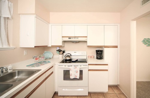Saint Armands Key Condo | Kingston Arms Paradise! Saint Armands Circle & Lido Beach! Fully Equipped!