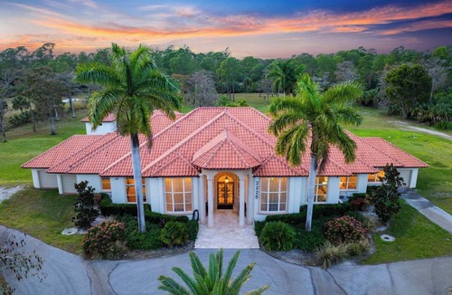 Rural Estates House | Knickerbocker 9 Suites |Pool, Hot Tub & Ping Pong