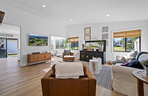 Palm Harbor House | KoKo Hut Golf Views Fenced Coastal Cottage