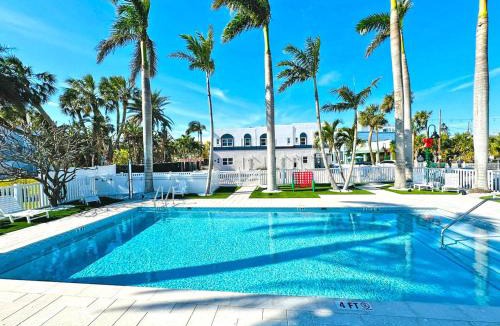 Pass-a-Grille Historic District Apartment | La Tortuga Historic Pass A Grille St Pete Beach 1