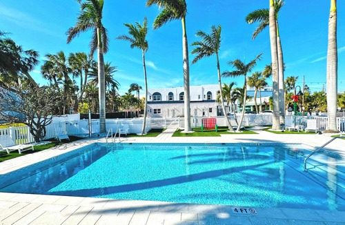 Pass-a-Grille Historic District Apartment | La Tortuga Historic Downtown Pass A Grille