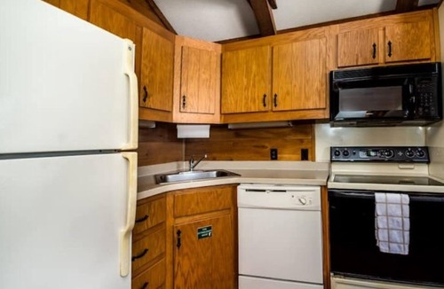 Seminole Cabin | Lakefront Cabin #410, 10mins to Beach/Dog Friendly/Prime Location/BOOK TODAY