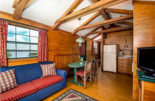 Seminole Cabin | Lakefront Cabin #411, 10mins to Beach/Dog Friendly/Prime Location/BOOK TODAY