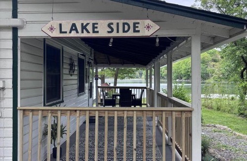 Saylorsburg House | Lakefront Haven Modern Cottage
