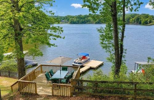 Inman House | Lakefront Oasis on Bowen | 4BR, Hot Tub, Sleeps 8