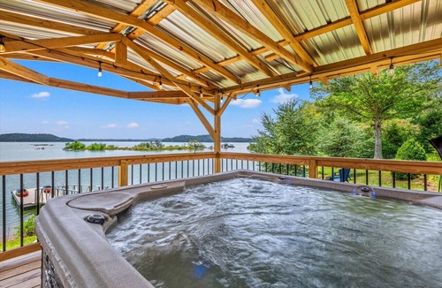 Dandridge House | Lakefront Oasis- Steps to Water- Private Boat Ramp