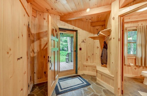 Westhampton House | Lakefront Westhampton Cabin w/Beach + Kayaks!