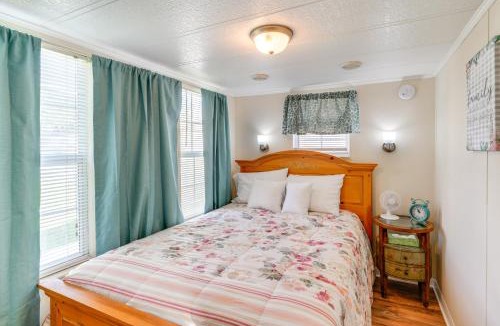 Lakeland House | Lakeland Cottage w/Pool Access + Screened Porch!