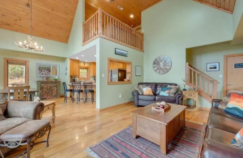 Charter Hills House | Lakeside w/hot tub, porch, pool table, fireplace, 2 king suites 1mile to resort