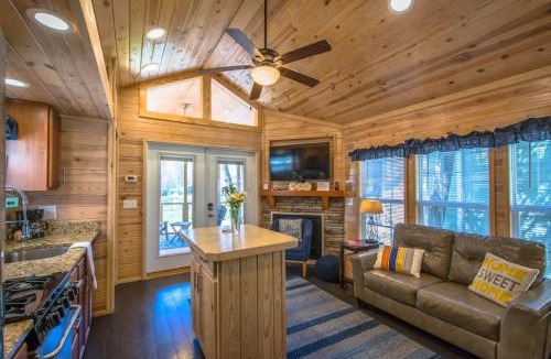 Upward House | Lakeview 2BR Tiny Home near Trails and Bocce