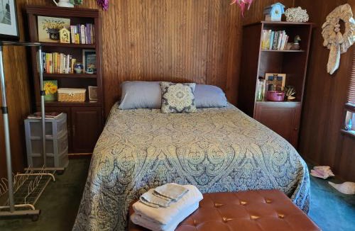 Largo Bed & Breakfast | Lakeview Guestrm Tropical Retreat