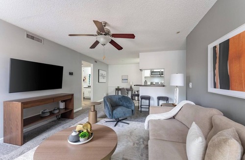 Sunbeam Apartment | Landing | Amazing 1BD, Courtyard, Gym