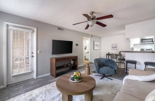 Sunbeam Apartment | Landing | Amazing 1BD, Courtyard, Gym