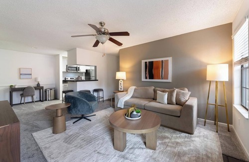Sunbeam Apartment | Landing | Amazing 1BD, Courtyard, Gym