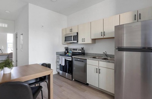 Lakeland Apartment | Landing | Amazing 2BD, Pool, Gym