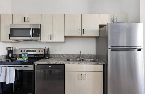 Lakeland Apartment | Landing | Amazing 2BD, Pool, Gym