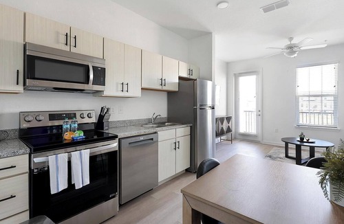 Lakeland Apartment | Landing | Amazing 2BD, Pool, Gym