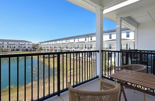 Lakeland Apartment | Landing | Amazing 2BD, Pool, Gym