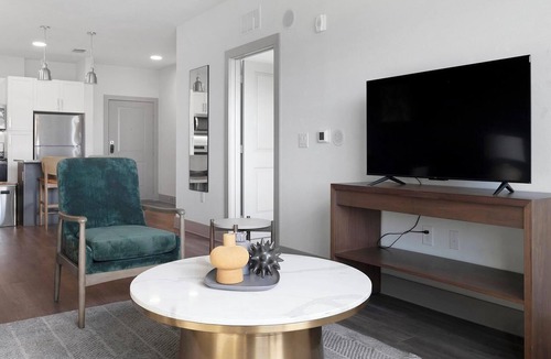 Sanford Apartment | Landing | Chic 1BD, Gym, Pool