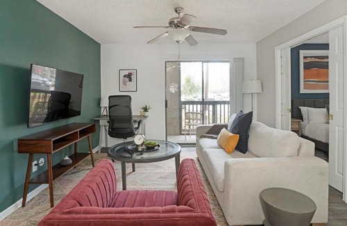 Sunbeam Apartment | Landing Chic 2BD Courtyard Gym