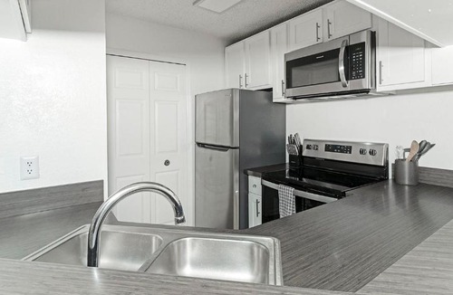 Sunbeam Apartment | Landing Chic 2BD Courtyard Gym