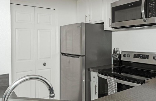 Sunbeam Apartment | Landing Chic 2BD Courtyard Gym