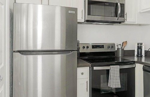 Sunbeam Apartment | Landing Chic 2BD Courtyard Gym