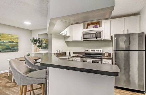Sunbeam Apartment | Landing | Incredible 1BD, Gym, Courtyard