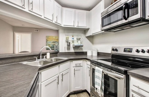 Sunbeam Apartment | Landing | Incredible 1BD, Gym, Courtyard