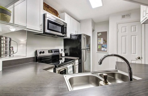 Sunbeam Apartment | Landing | Incredible 1BD, Gym, Courtyard