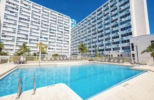 St. Petersburg Apartment | Landing | Modern 1BD, Courtyard, Clubhouse