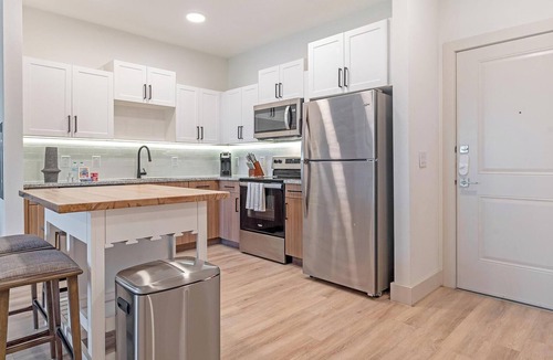 Sanford Apartment | Landing | Modern 1BD, Gym, Courtyard