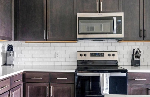 Palmetto Apartment | Landing | Modern 2BD, Gym, Pool