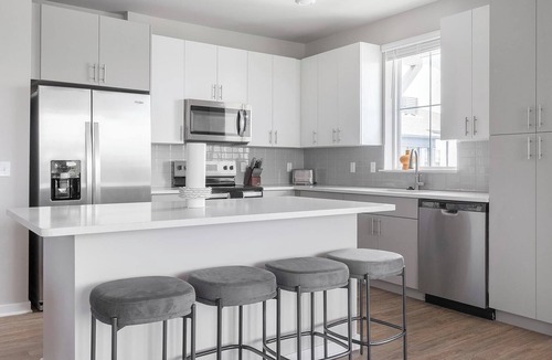 Wimauma Apartment | Landing | Modern 2BD, Gym, Pool