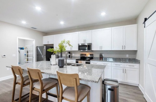 Fellowship Apartment | Landing | Spectacular 2BD, Yoga Studio, Gym