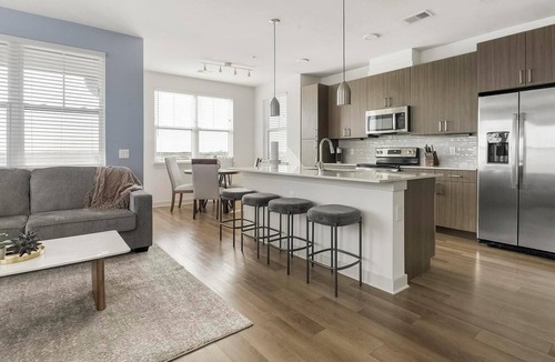 Biggar Apartment | Landing | Stunning 3BD, Pool, Clubhouse