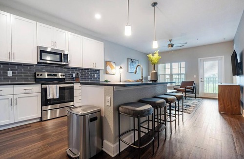 Interchange Square Apartment | Landing | Stylish 1BD, Gym, Clubhouse