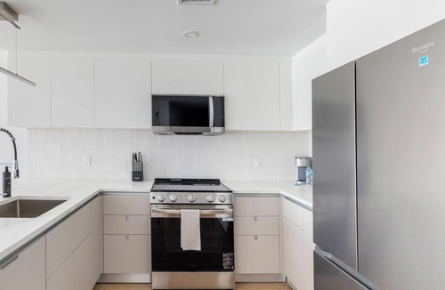 Hackensack Apartment | Landing | Stylish 2BD, Gym, Pool