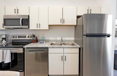 Lakeland Apartment | Landing | Stylish 2BD, Pool, Clubhouse