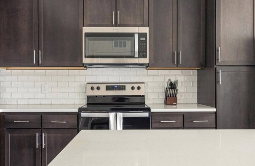 Palmetto Apartment | Landing | Stylish 2BD, Pool, Gym