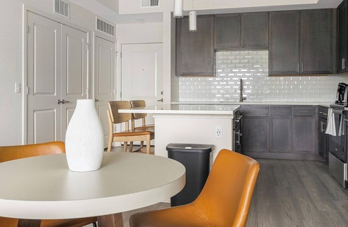 Palmetto Apartment | Landing | Stylish 2BD, Pool, Gym