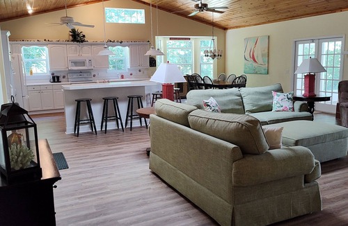 Leesburg House | Large Vacation Home with optional adjoining Guest Suite and Private Pool Oasis.