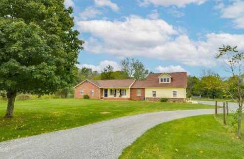 Murfreesboro House | Large Yard & Basketball Hoop: Murfreesboro Home!