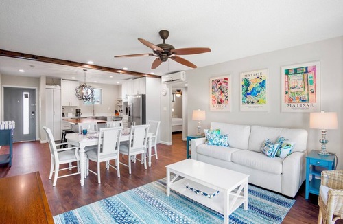 Saint Armands Key Condo | Lido Beach Retreat - Book your romantic escape today!