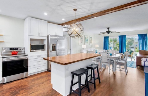 Saint Armands Key Condo | Lido Beach Retreat - Book your romantic escape today!