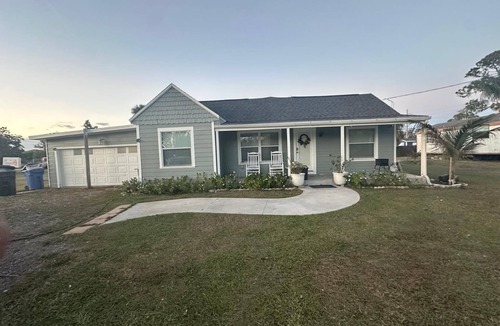 Ruskin House | Little Bay Breeze House