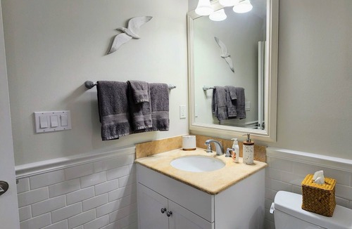 Ruskin Apartment | Little Harbor / The Lookout Sleeps 5 - Panoramic Waterfront Sunset Views