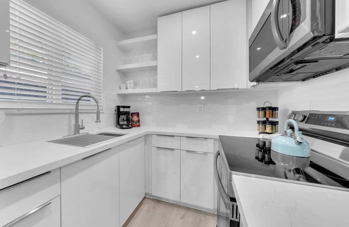 Ludlam House | Little Mykon – Cozy Duplex Unit Near Miami Spots