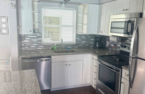 Bradenton Beach Condo | Location! 2-Bed Condo w/pool right on Bradenton Beach! Walk to Everything!