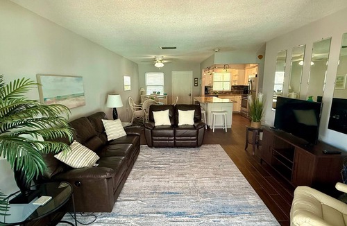 Bradenton Beach Condo | Location! 2-Bed Condo w/pool right on Bradenton Beach! Walk to Everything!